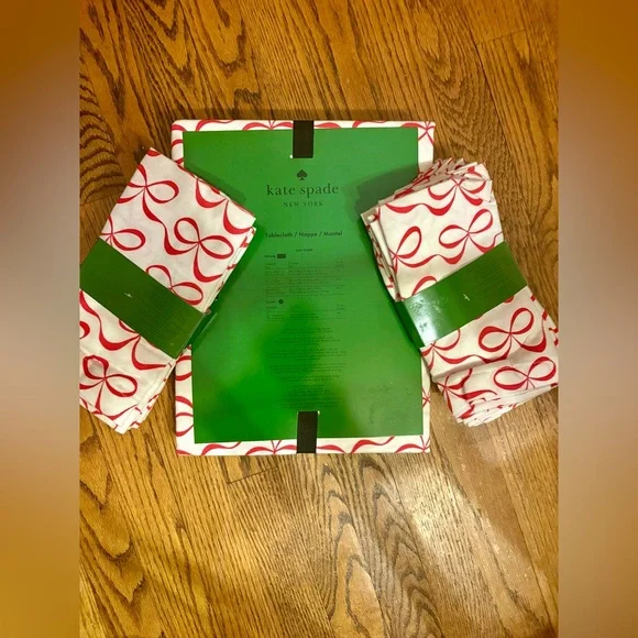 Kate Spade New York White with Red Bows 60x102 Tablecloth & 8 Napkins NWT - Picture 3 of 3